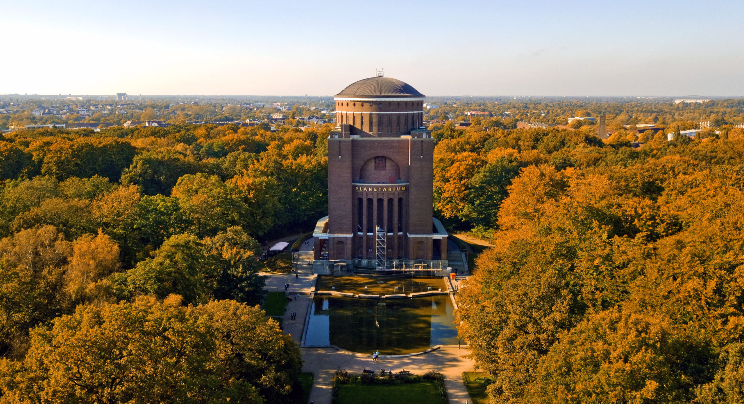 Leuchtender Ausblick: das Planetarium und der Stadtpark im Herbst.