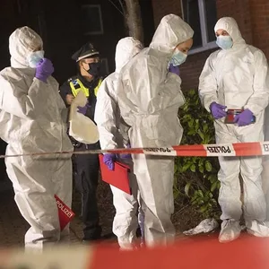 Spurensicherung am Tatort, eingeklinkt das Foto einer Frau mit gepixeltem Gesicht