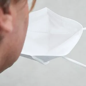 Ein Mann zieht seine FFP2-Maske vom Gesicht