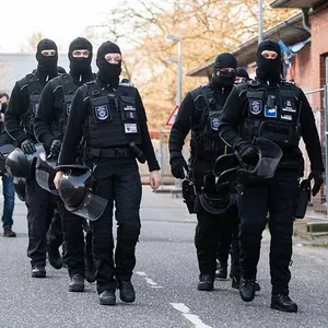 Private Sicherheitsleute der Firma S.P.U. in schwarzen Masken sicherten die Räumung des Restaurants Maharaja.