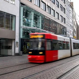 Zwei 23-Jährige haben mit einer gestohlenen Straßenbahn eine Irrfahrt durch Braunschweig unternommen – und sogar Passagiere mitgenommen.