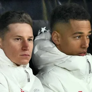 Julian Draxler (l.) und sein PSG-Kollege Thilo Kehrer stehen in der französischen Hauptstadt vor dem Aus.