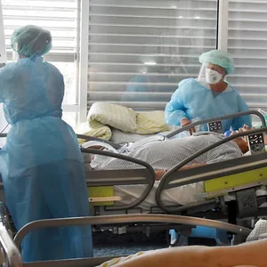 Blick auf ein Intensivbett im Krankenhaus