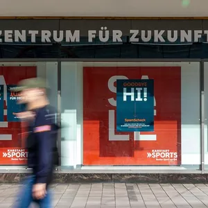 Auf dem leerstehenden Gebäude von „Karstadt Sports“ prangt nun der Schriftzug der Initiative „Zentrum für Zukunft“. 