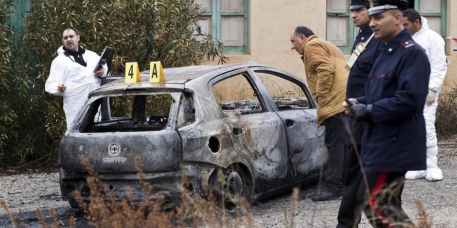 2014 finden Ermittler drei Leichen in einem verbrannten Auto in Süditalien. (Archivfoto).