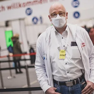 Dr. Dirk Heinrich im Hamburger Impfzentrum