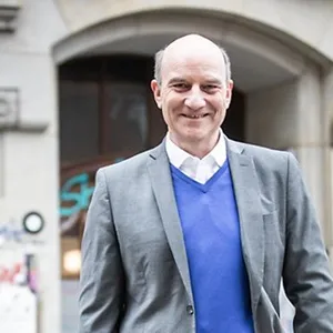 Uwe Grieger steht vor dem Gebäude der VHS.