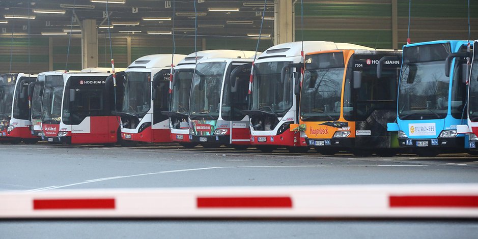 Busse der Hochbahn stehen auf einem Hamburger Betriebshof. (Symbolfoto)
