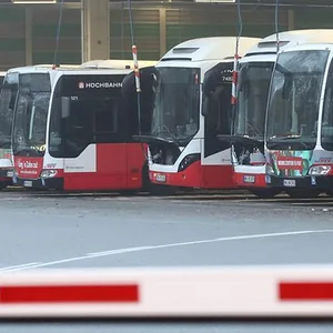 Busse der Hochbahn stehen auf einem Hamburger Betriebshof. (Symbolfoto)