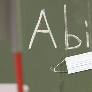 Das Wort „Abitur“ ist an eine Tafel geschrieben.