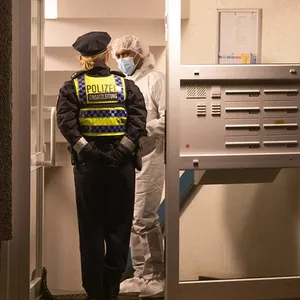 Mord an zwei Frauen in Bramfeld im Februar: Polizisten am Tatort