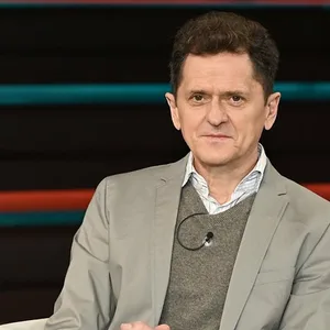 Klaus Stöhr in einem Fernsehstudio