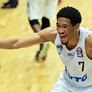 Kameron Taylor feiert den Sieg gegen die Bayern.