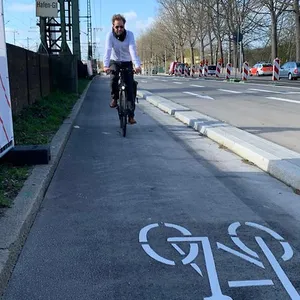 Verkehrssenator Anjes Tjarks (Grüne) auf Hamburgs erster „Protected Bike Lane“ in Harburg.