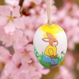 Ein Osterei vor Kirschblüten