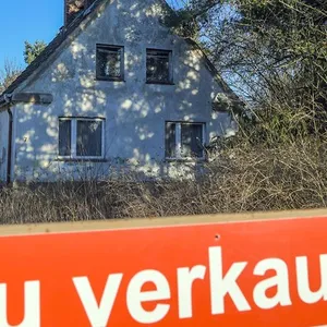 Ein Haus steht zum Verkauf (Symbolbild)