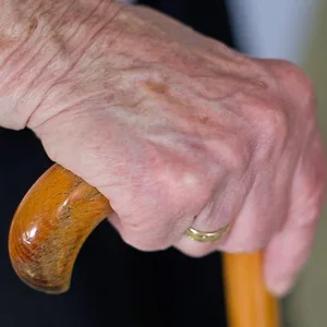 Eine Hand eines alten Menschen.