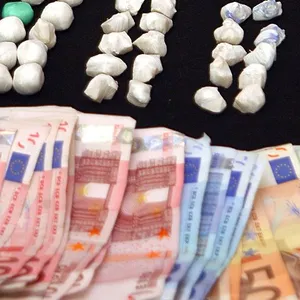 Die Polizei stellte verschiedene Drogen und mutmaßliches Dealgeld sicher. (Symbolfoto)