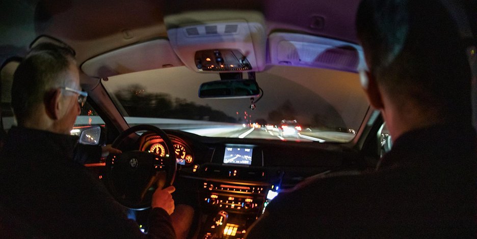Auf Streife: Zwei Polizisten in ihrem Provida-Streifenwagen auf der Autobahn.