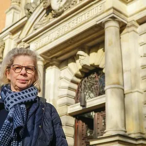 Rechtsanwältin Ina Franck vor dem Strafjustizgebäude in Hamburg.