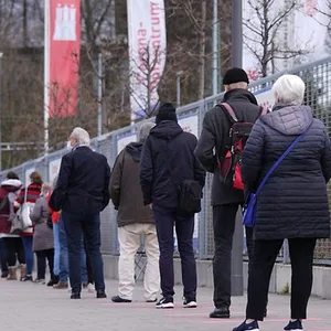 Lange Schlangen am Hamburger Impfzentrum