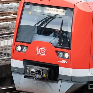 Die S1 fährt mit einem Abschnitt zum Airport, mit dem anderen nach Poppenbüttel.
