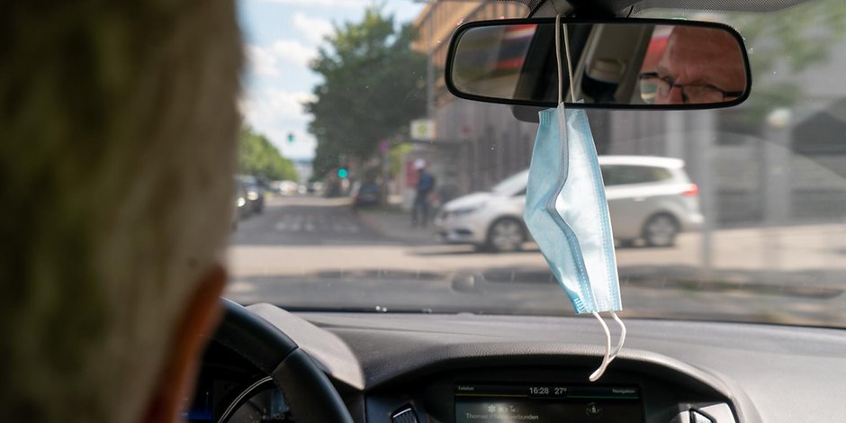 Corona-Maske nicht an Auto an Rückspiegel hängen – was sonst droht