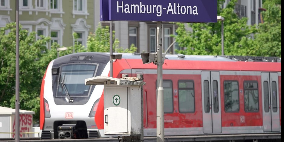 Eine S-Bahn fährt durch Hamburg-Altona (Symbolbild).