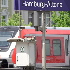 Eine S-Bahn fährt durch Hamburg-Altona (Symbolbild).