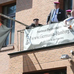 Mitglieder der Burschenschaft Germania beobachten eine Demonstration vor der Studentenverbindung in Hamburg.