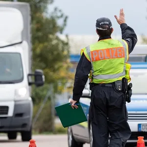 Die Polizei hat auf der A1 einen Schrottlaster aus dem Verkehr gezogen (Symbolbild).