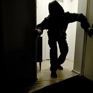 Ein vermummter Mann ist in eine Wohnung eingedrungen.
