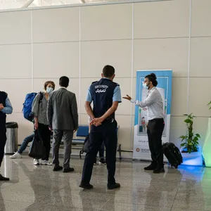 Die Asta-Vorsitzende Sophia L. und der Journalist Ramazan M. (weißes Hemd) werden am Flughafen von Erbil festgehalten.