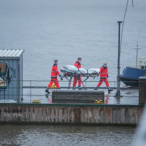 Einsatzkräfte bargen am Montagabend einen Leichnam aus der Elbe.