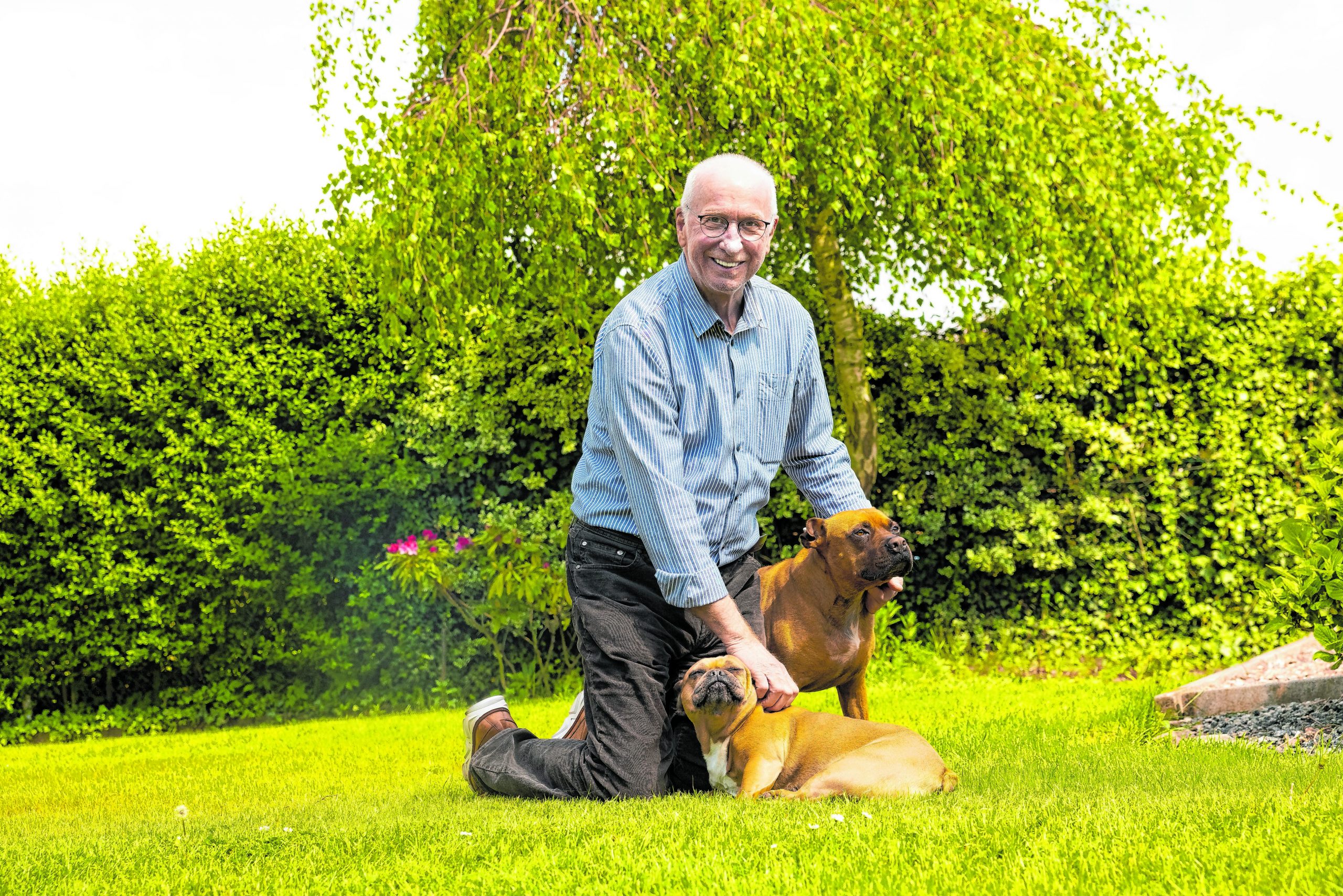 Waldemar Paulsen mit seinen beiden Hunden im Garten