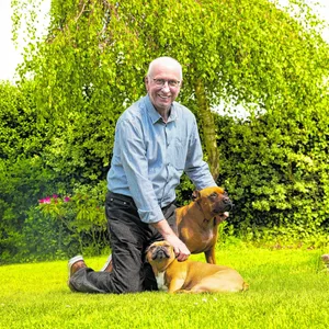 Waldemar Paulsen mit seinen beiden Hunden im Garten