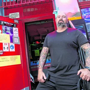 Sascha Nürnberg vor dem Knallermann