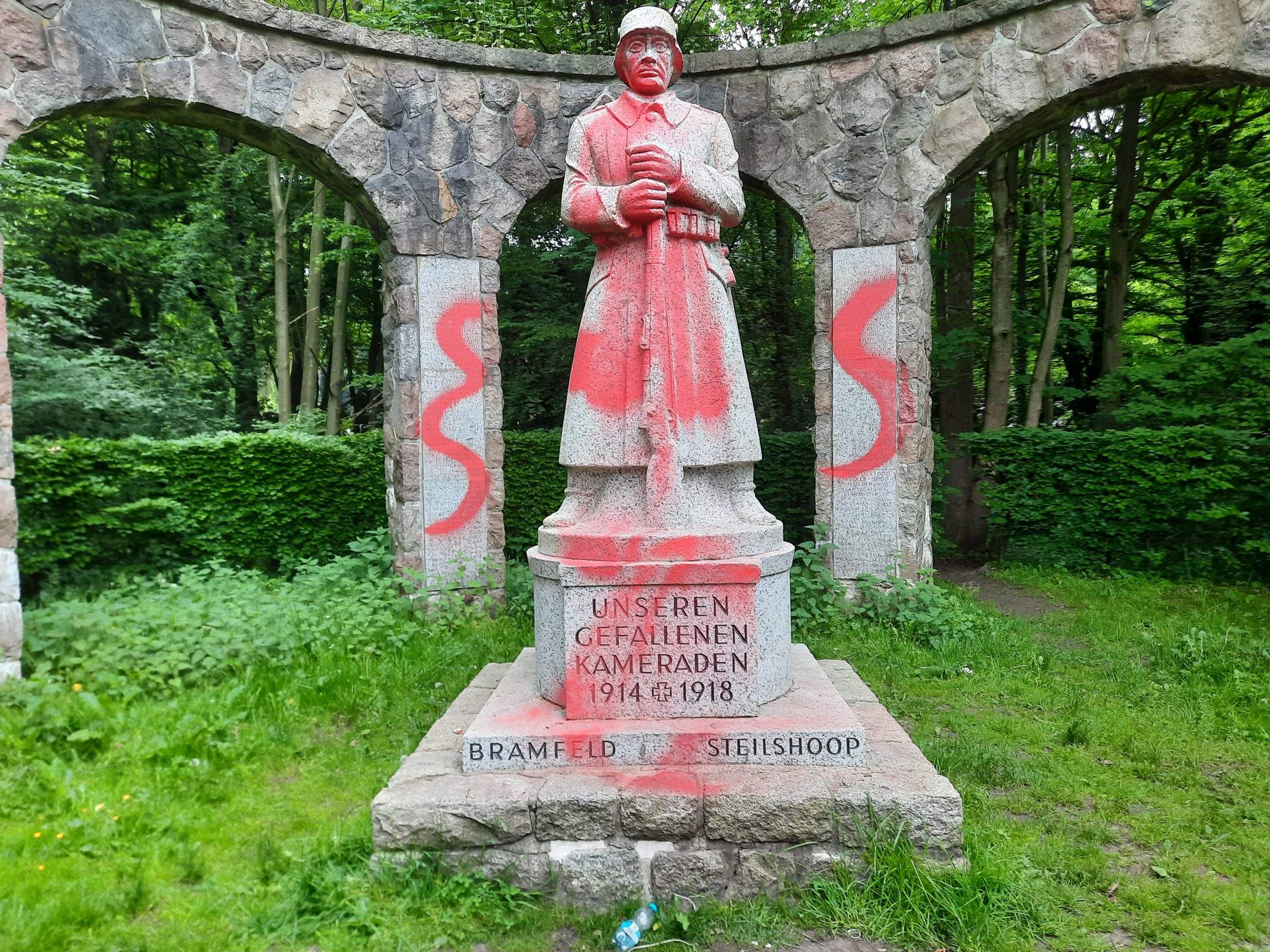 Das Kriegerdenkmal von Bramfeld wurde mit rotem Graffiti bemalt.
