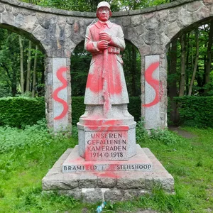 Das Kriegerdenkmal von Bramfeld wurde mit rotem Graffiti bemalt.