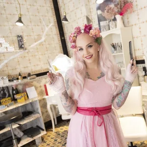 Belle la Donna in ihrem Salon
