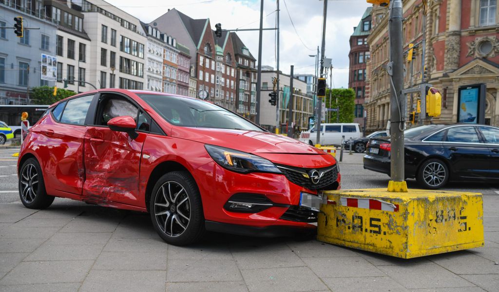Der Opel kam nach dem Crash von der Fahrbahn ab und stieß gegen eine Baustellenampel.