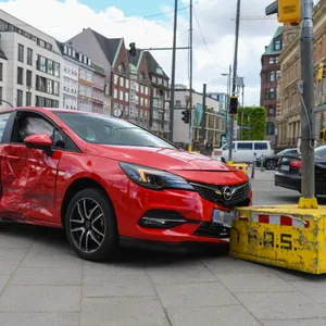 Der Opel kam nach dem Crash von der Fahrbahn ab und stieß gegen eine Baustellenampel.