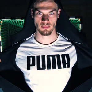 Finn Wullenweber trägt Puma