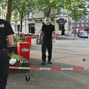 Beamte der Spurensicherung am Tatort in Harburg.