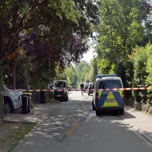 Polizeiabsperrung in einer Wohnstraße.