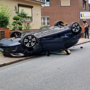 Der Mercedes überschlug sich bei dem Unfall in Hamburg-Stellingen.
