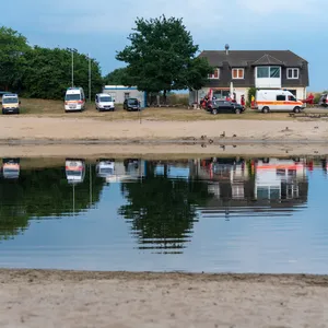 Rettungswagen am Badesee