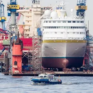 Ein Kreuzfahrtschiff liegt im Schwimmdock der Werft Blohm+Voss (Symbolbild).