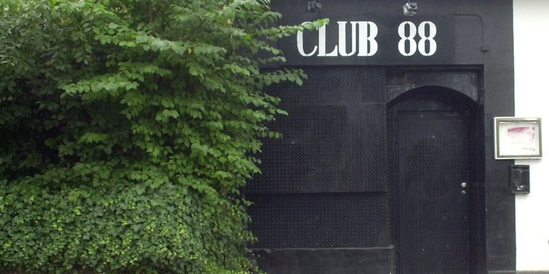 Aus für Nazi-Kneipe!: Verein plant Party zum Abriss des „Club 88“ in  Neumünster | MOPO