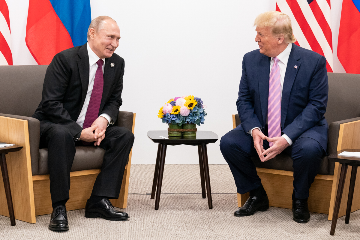 Fast könnte man glauben, Wladimir Putin wünsche sich Donald Trump zurück
